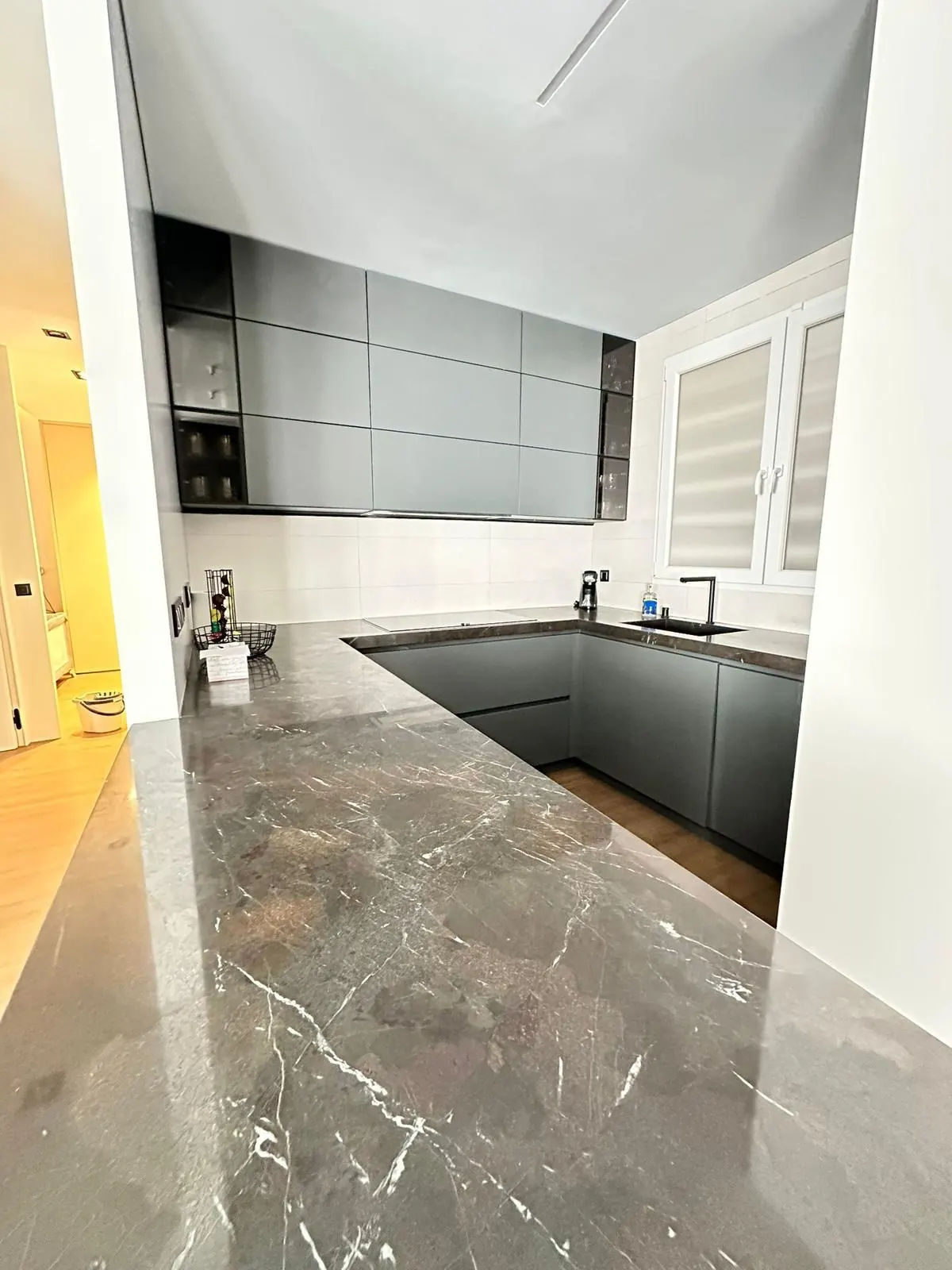 Cocina reluciente tras una limpieza de Sireclean