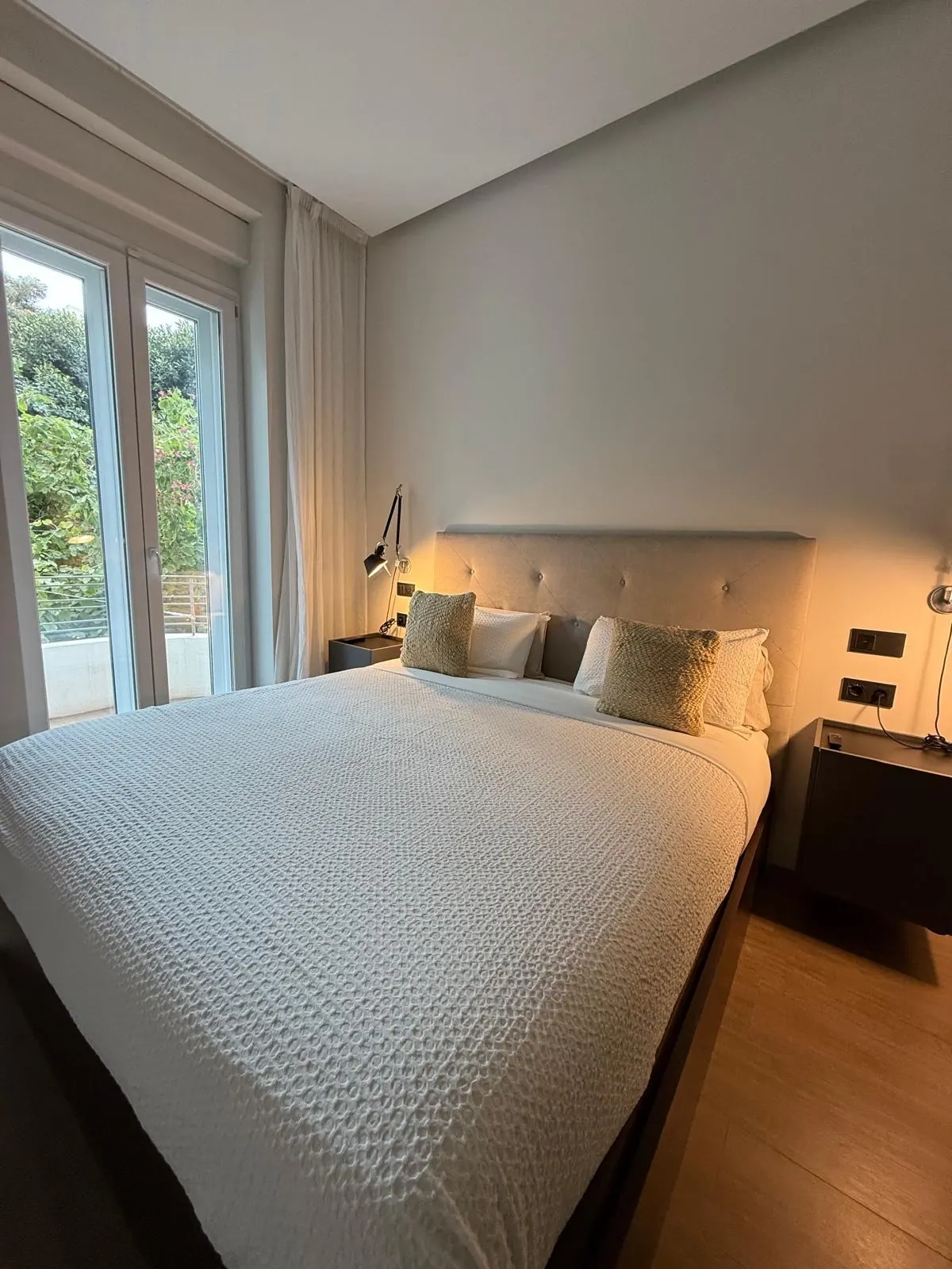 Habitación de hotel limpia y preparada